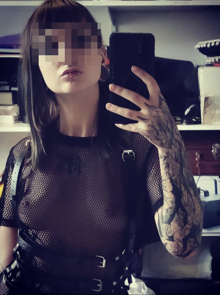 Annonce sexe Nantes avec miss tatouée et piercée adultère